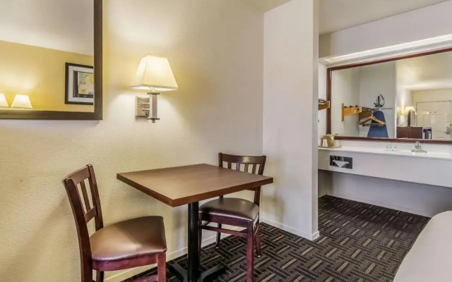 Super 8 Motel - Fresno/North CA