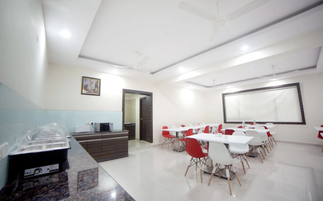 FabHotel Pearl City HiTech City