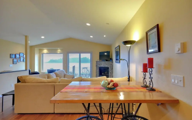 Waterfront Oregon Abode w/ Balcony & Ocean Views!