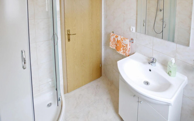 Nice Apartment in Sukosan With Wifi