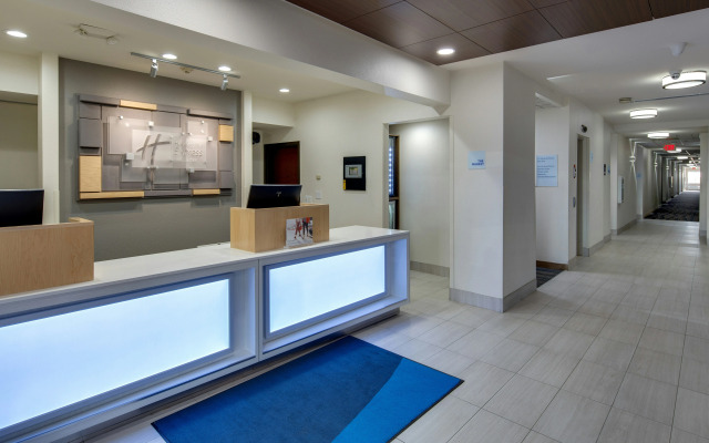 Holiday Inn Express & Suites Detroit - Farmington Hills by IHG