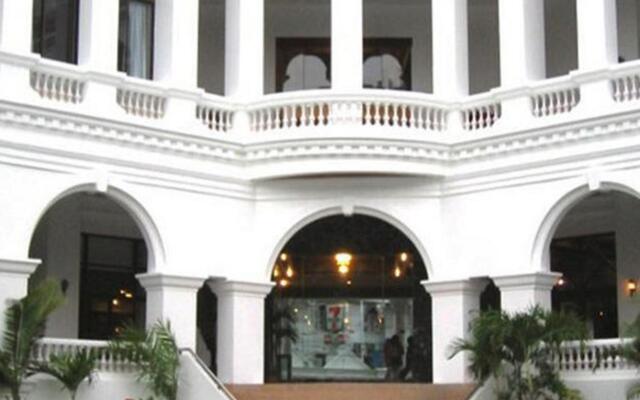 Отель Grand Sole Pattaya Beach Hotel Таиланд, Паттайя - отзывы, цены и фото номеров - забронировать отель Grand Sole Pattaya Beach Hotel онлайн вид на фасад