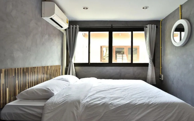 M Gray Hostel & Cafe