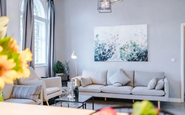 New Stylish City-centre Flat w Parking Sleeps 4