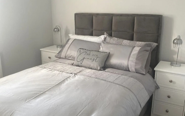 Modern 3-bed Apartment in Magherafelt Sleeps 8