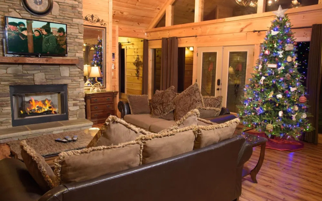 Gatlinburg Mansion - Fourteen Bedroom Cabin