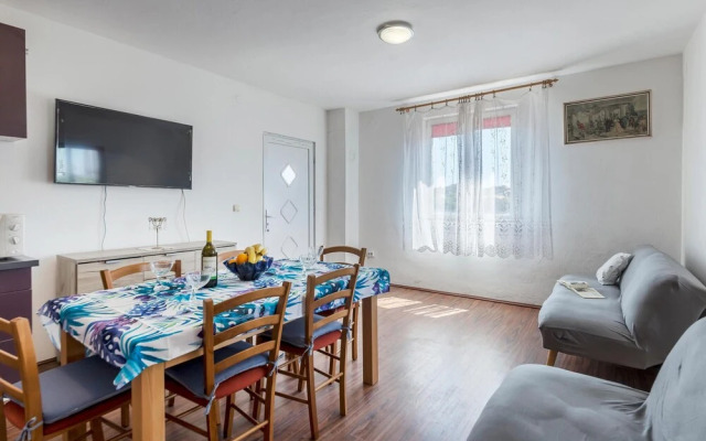 Stunning Apartment in Peroj With Wifi and 4 Bedrooms