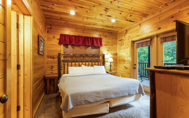 Dogwood Grand Cabin Hot tub and Games