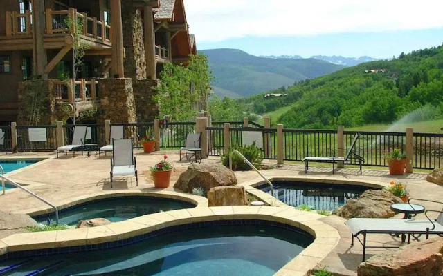 Bearpaw D1 4 Bedroom Condo by RedAwning