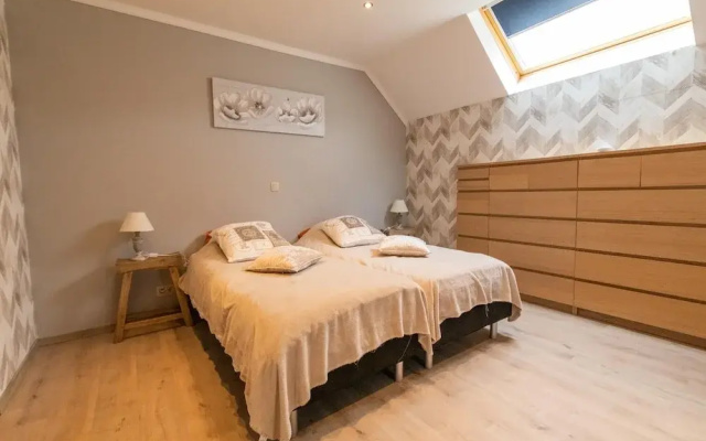 Farmhouse by Lake Coo With Jacuzzi