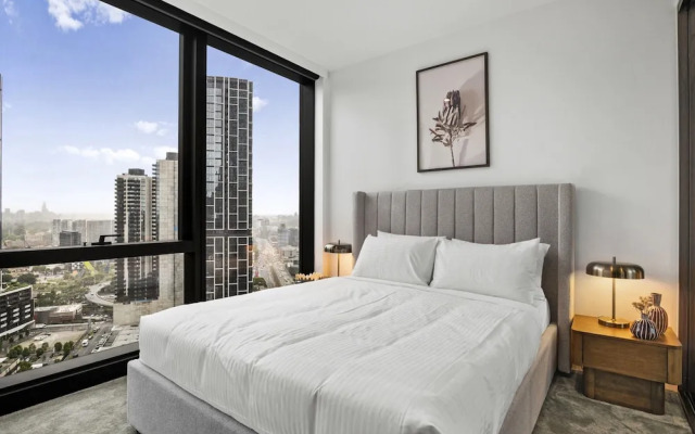 Modern 2BR Southbank Views + Pool Gym Near Casino