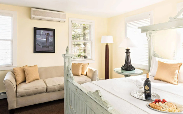 Brass Key Guesthouse - Adults Only