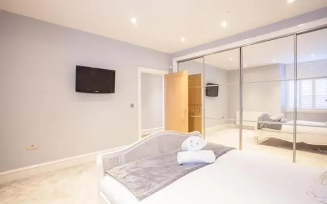 Stylish 2 Bedroom Apartment In Park Circus, West End