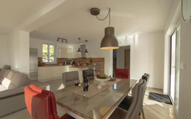 Beautiful Home in Dingac With Wifi and 3 Bedrooms