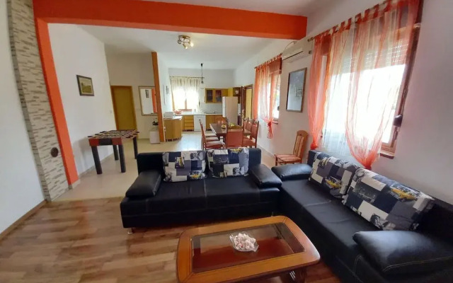 Detached House at Country Side, Fenced Private Garden Ideal for 2 Fam, Wifi
