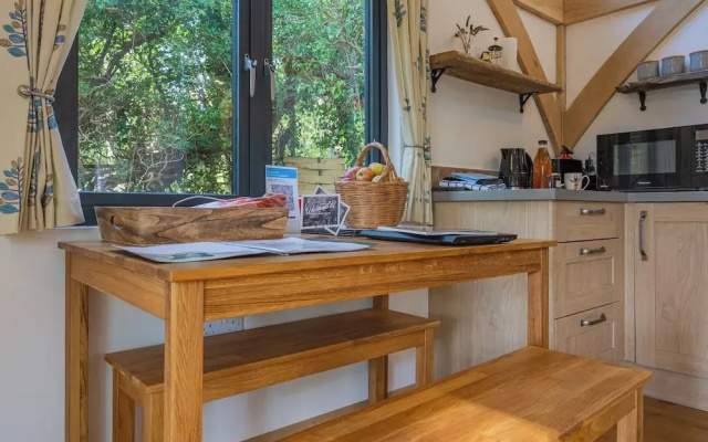 Woodland Cabin Retreat in Alfriston - hot tub