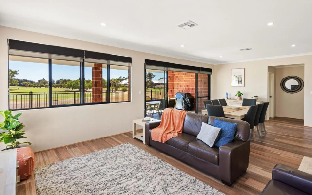 The Links - fairway views, walk to town, air-con