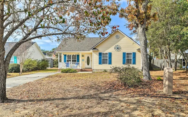 Oak Island Hideaway Hut ~ 1 Mi to Long Beach!