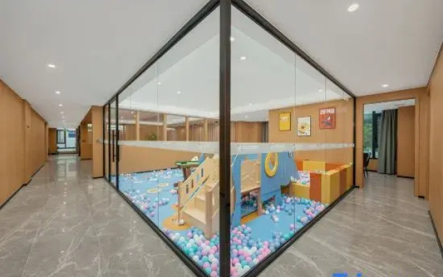 Hechi Rezen Trend Hotel (Jinchengjiang Station Baima Pedestrian Street Branch)