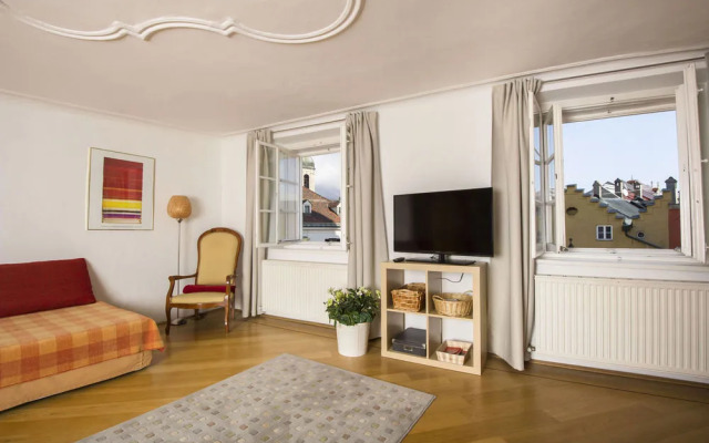 Golden Roof Apartments by Penz