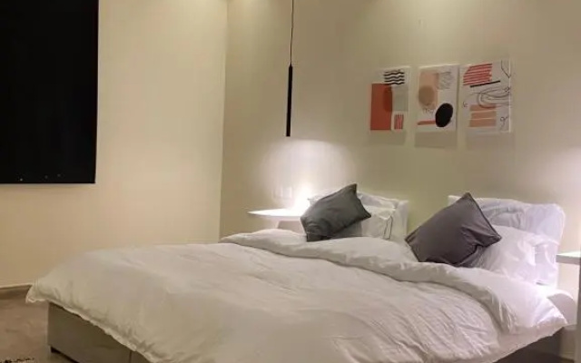 شقه جميله مودرن بغرفه نوم وموقف مجاني وموقع ممتاز
