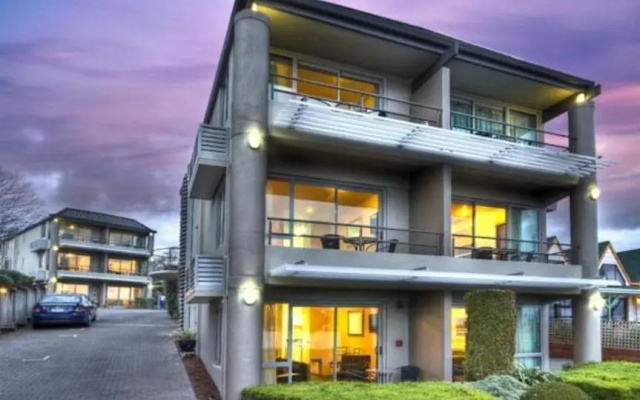 Baywater Lakeview Motel