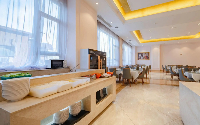 Vienna International Hotel Qishi Center Branch in Dongguan, Guangdong.