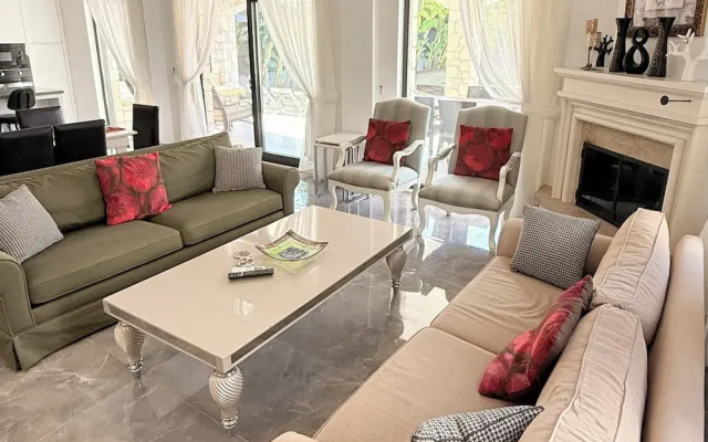 Villa-sleeps 9-parking-pool-bbq-hot Tub-pets
