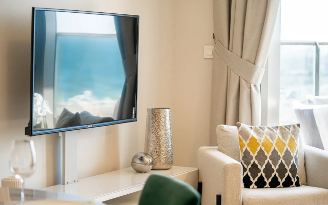 Amazing 1BR apartment with waterfront views!