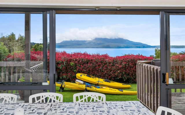 Lakeside Escape - Lake Tarawera Holiday Home