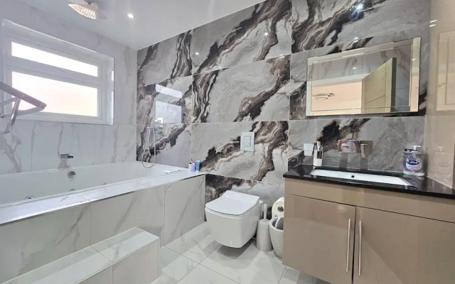 House - Sleeps 16, Parking, Pets Allowed & Jacuzzi