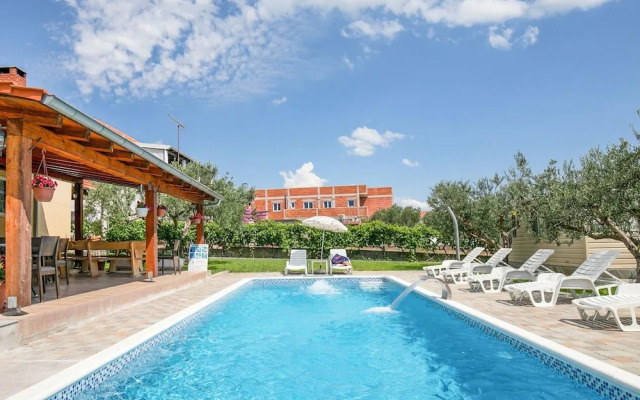 Lovely Holiday Home in Pakoštane With Swimming Pool