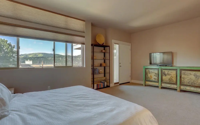 Casa Del Stoke 3 Bedroom Home by RedAwning