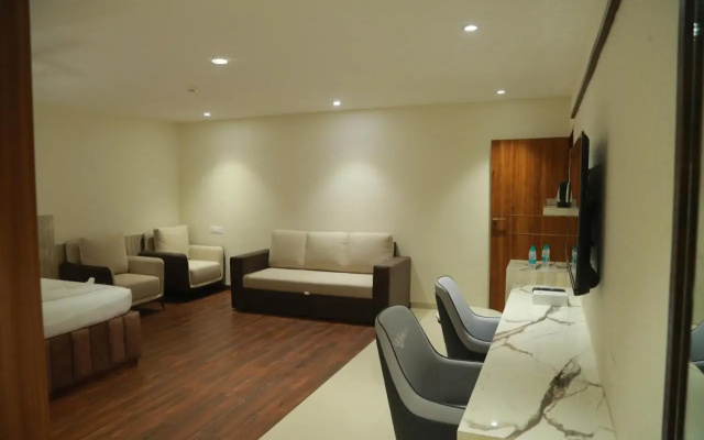 Grand Manor Suites