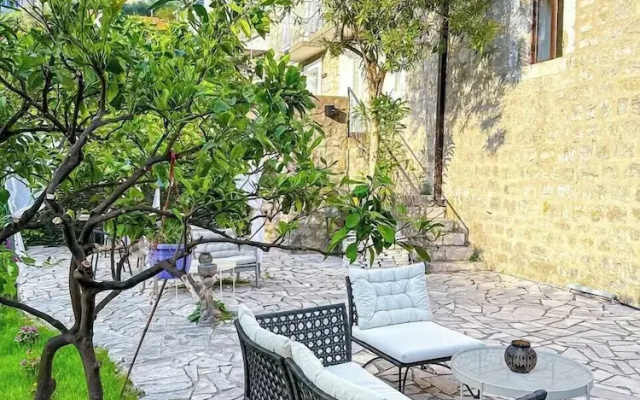 Sereni̇ta Stone House