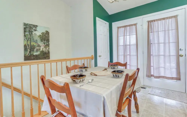 Charming Shenandoah Retreat w/ Deck & Grill!