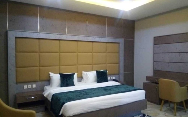 Elegant Hotel & Suites by City Green