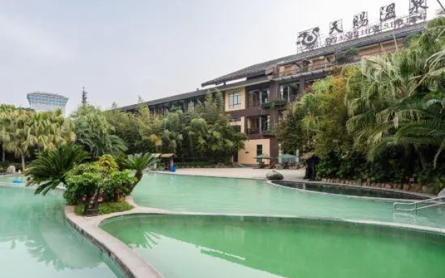 Guangyuan Jianmenguan Tianci Hot Spring Vacation Hotel