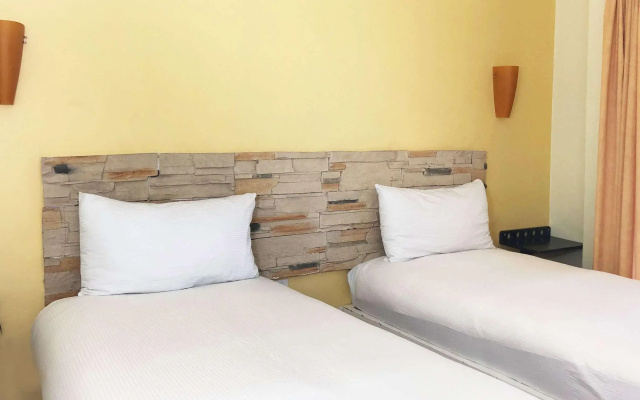 Seven Crown Express & Suites by Kavia