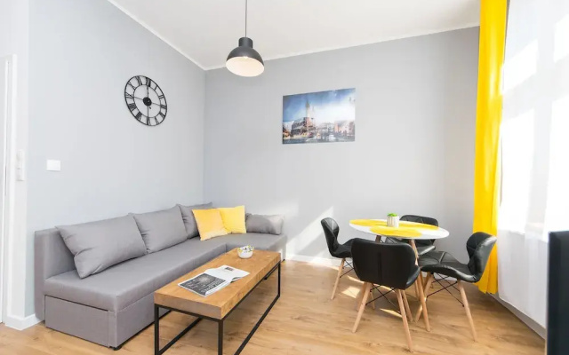 Yellow Apartment Old Town Air Condition