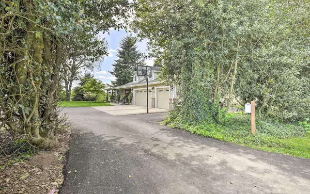 McMinnville Wine Country Home w/ Hot Tub+Deck