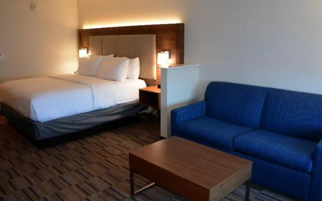 Holiday Inn Express and Suites Pittsburgh - Monroe