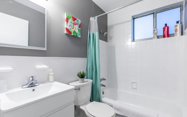Cozy 1BR Apt w King Bed - Near Downtown