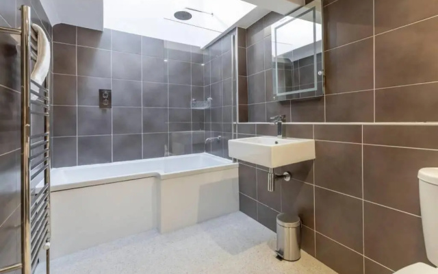Rooftop Retreat - 2 Double Beds W/ Stunning Views (Adults Only)