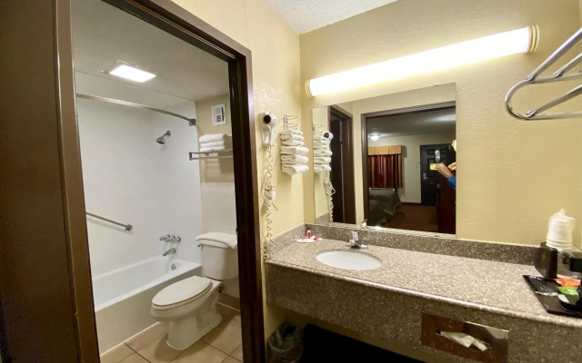 Super 8 by Wyndham Shawnee