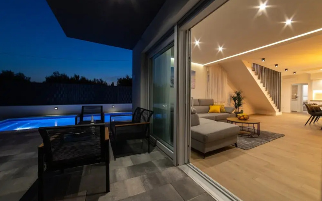 New Luxury Modern Four-bedroom Villa With Pool