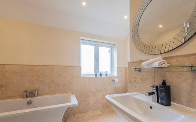 Spacious Country House for 14, Holywell, No Deposit