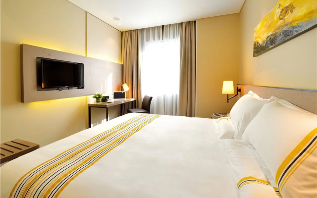 Homeinn Plus Hotel (Shenyang Railway Station East Square Subway Station)