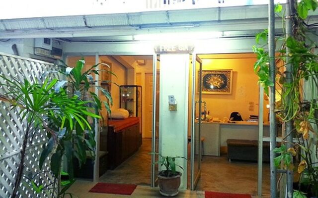 Апартаменты Freesia Saladaeng Silom Apartments Бангкок вид на фасад