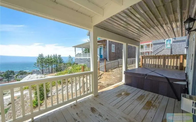 Breathtaking Ocean Views and Forest Retreat - Stylish Coastal Escape